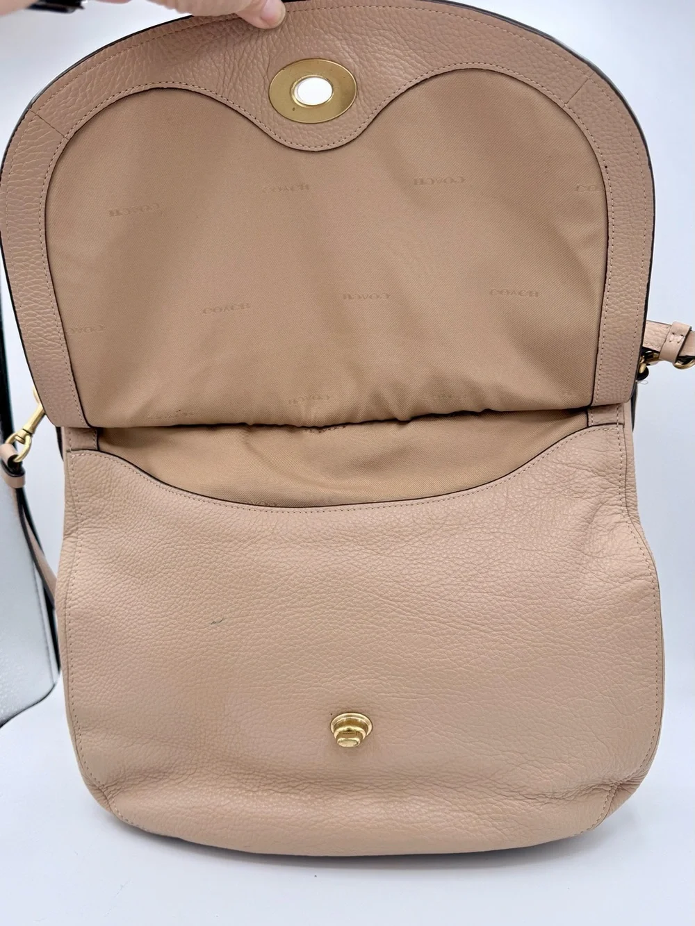 Coach Turnlock Hobo in Polished Pebble Leather —‎ Sand/Beige | Style CA079